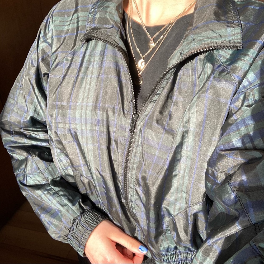 Women’s cropped windbreaker. Size M
